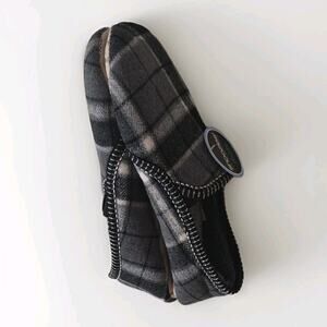 snoozies! Men's Medium Gray Plaid Slip-On Fleece Slippers 9